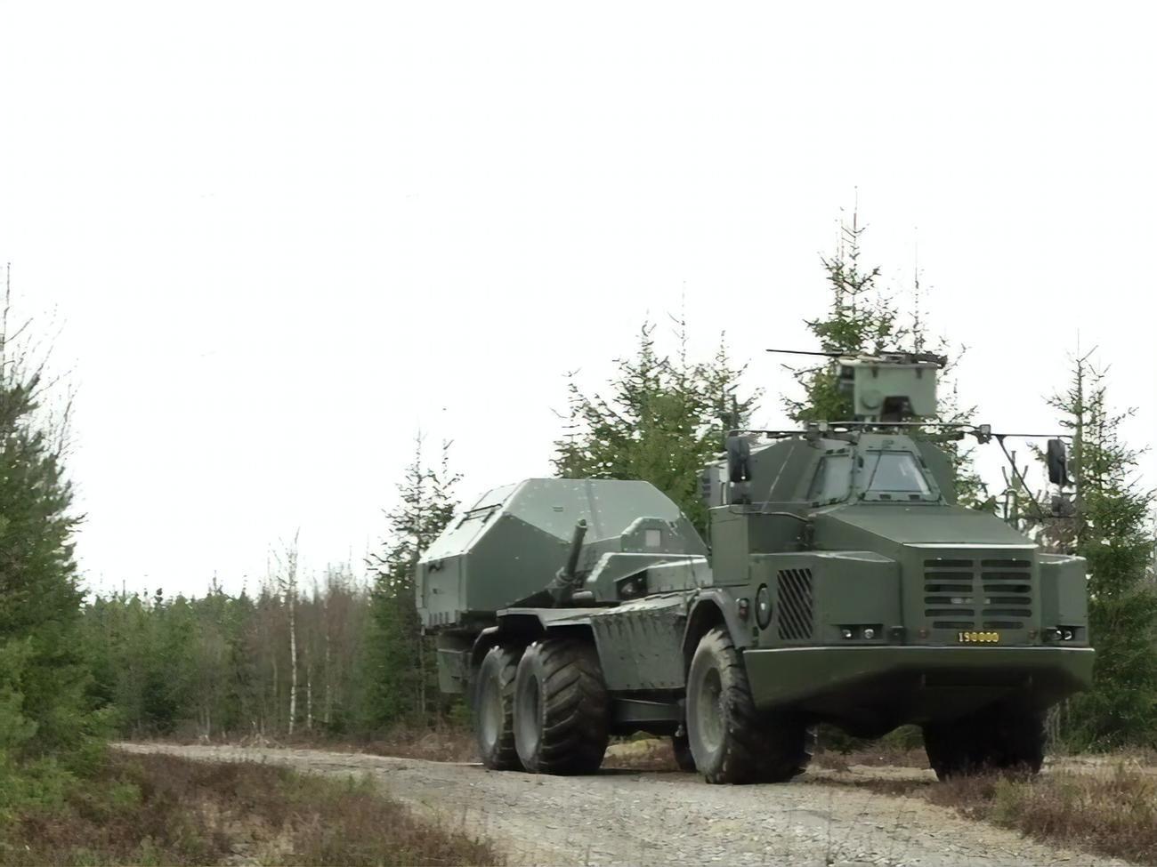 Archer может произвести шесть выстрелов, сдвинуться с места и переместиться на 500 метров менее чем за две минуты, при этом экипаж остается в бронированной кабине, заявляют производители САУ