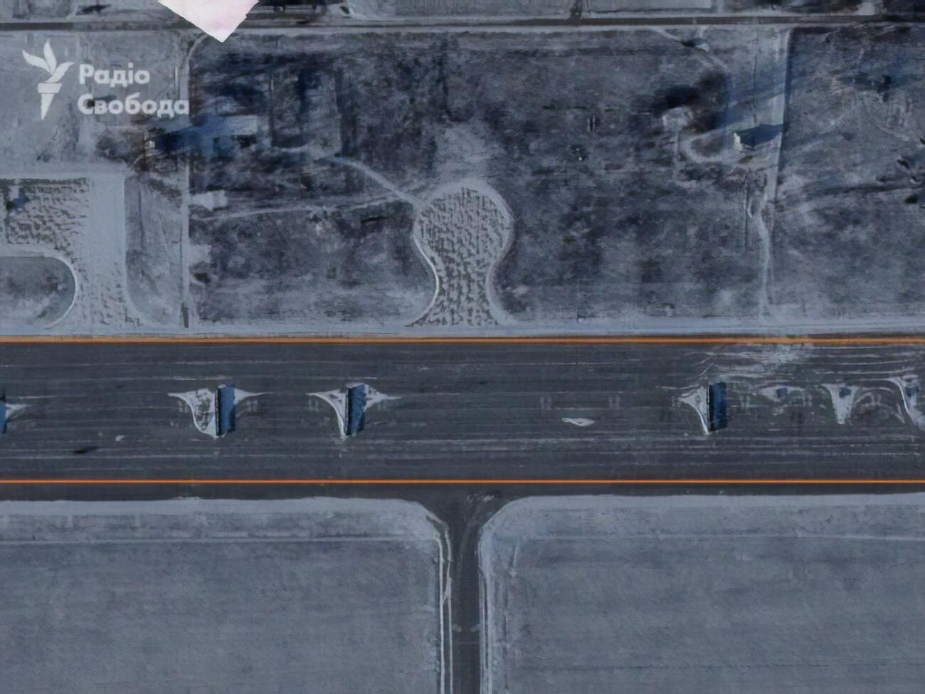 На аэродроме установили барьеры, которые могут служить защитой от обломков при взрывах