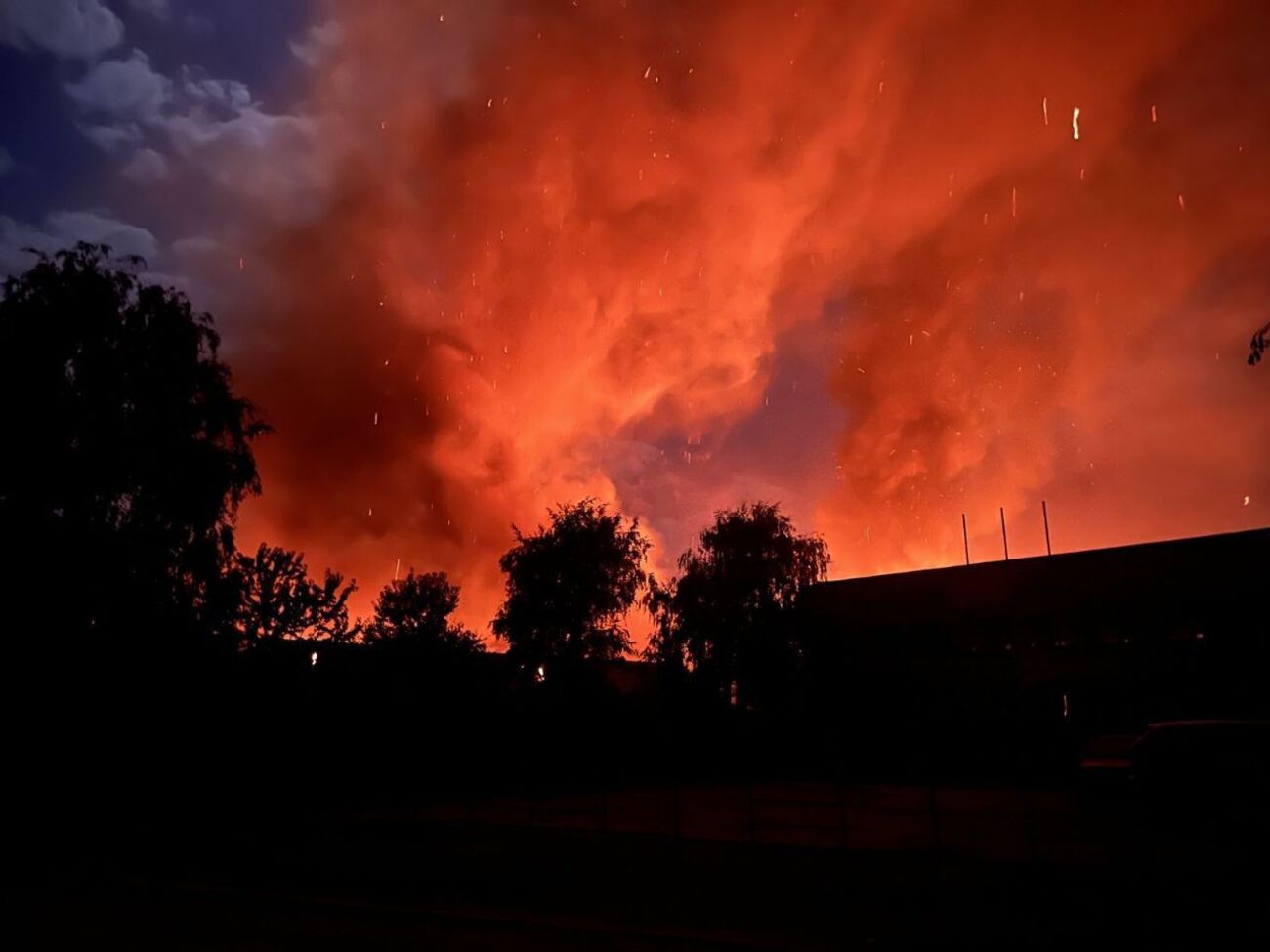 В результате вражеской атаки возникли пожары в складских помещениях
