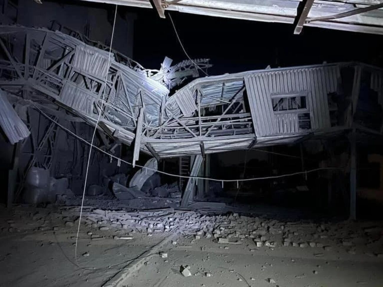 В Константиновке россияне сбросили авиабомбу, повреждены 18 домов, предприятие и линия электропередач