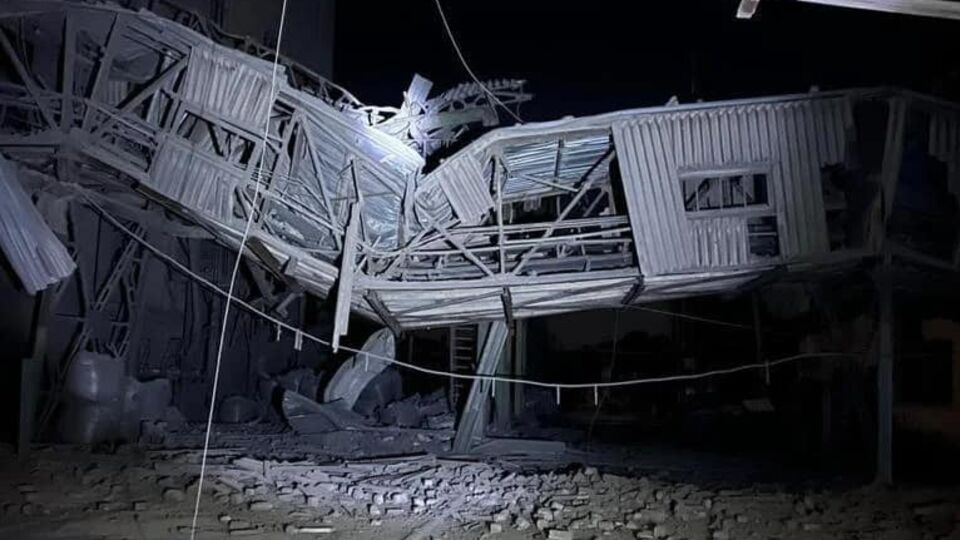 В Константиновке россияне сбросили авиабомбу, повреждены 18 домов, предприятие и линия электропередач