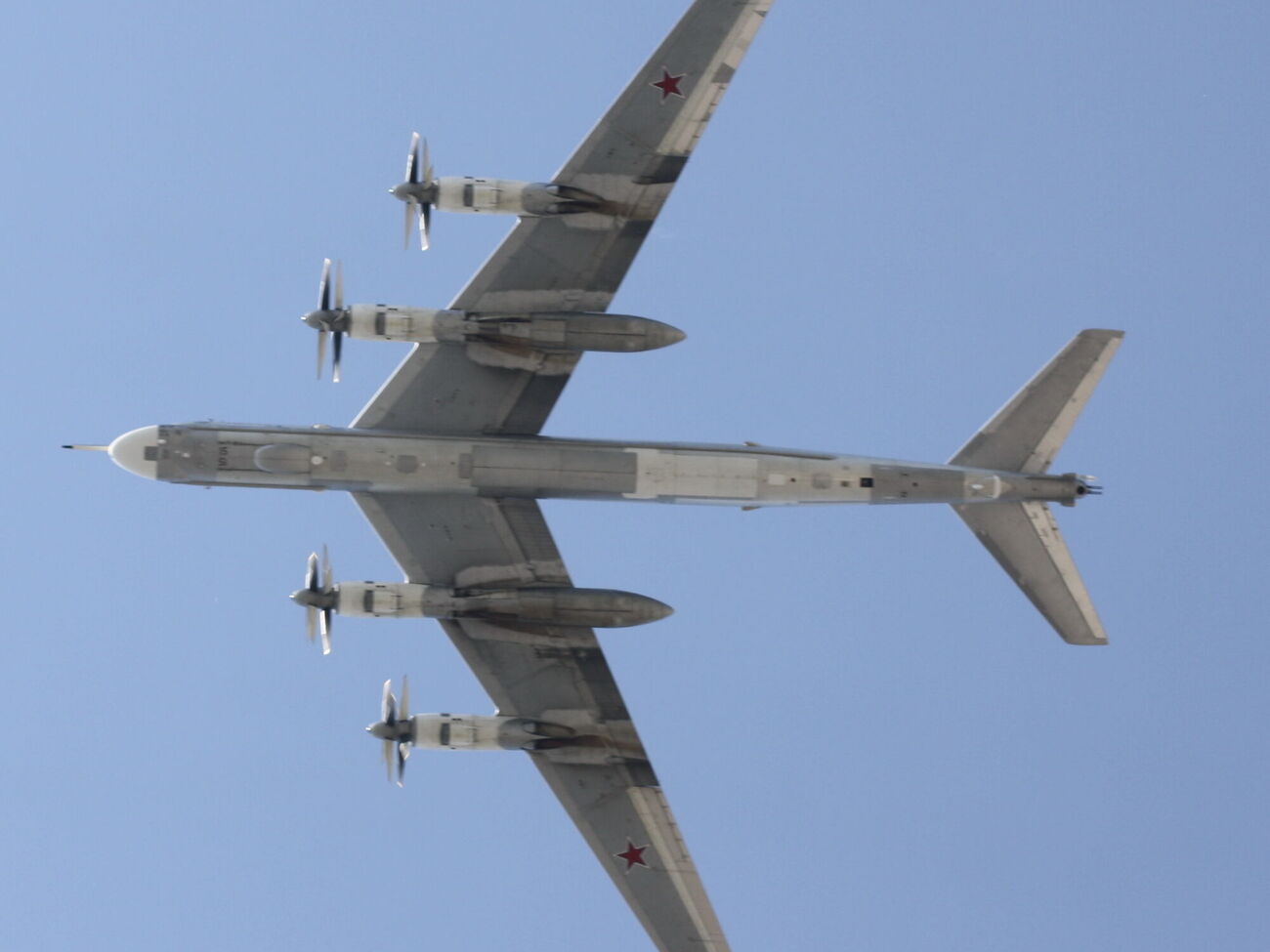 На супутникових фото видно силуети Ту-95