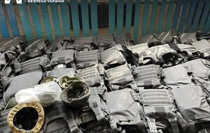 Прокуроры заявляют, что подозреваемые заставляли подчиненных принимать некачественную продукцию на военные склады