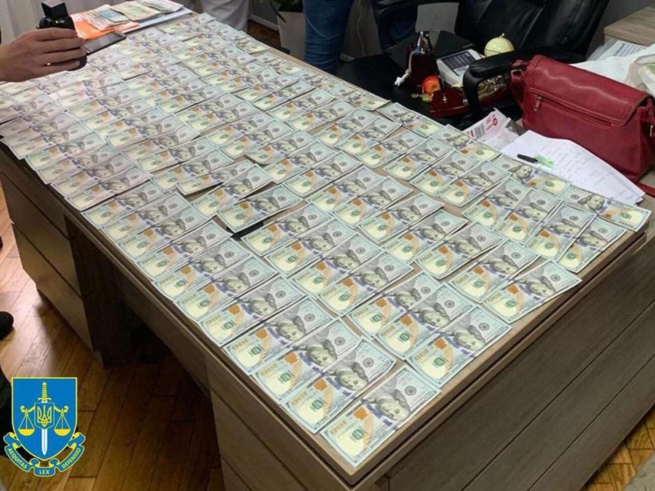 Чиновница организовала изготовление фиктивных справок, цена услуги составляла $1300 с человека, отметили во Львовской областной прокуратуре