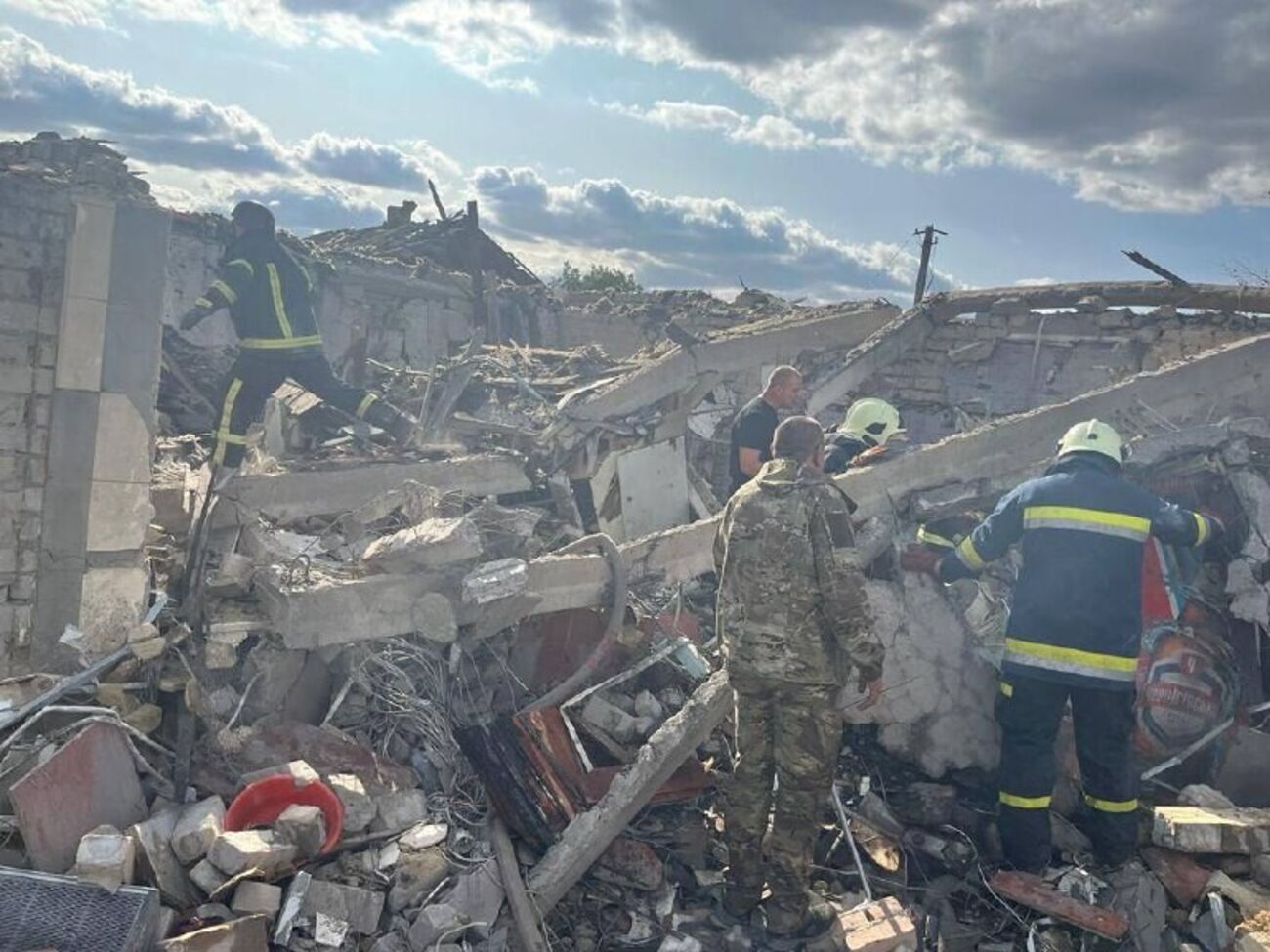 Унаслідок ракетного удару по селу Гроза загинуло 53 особи