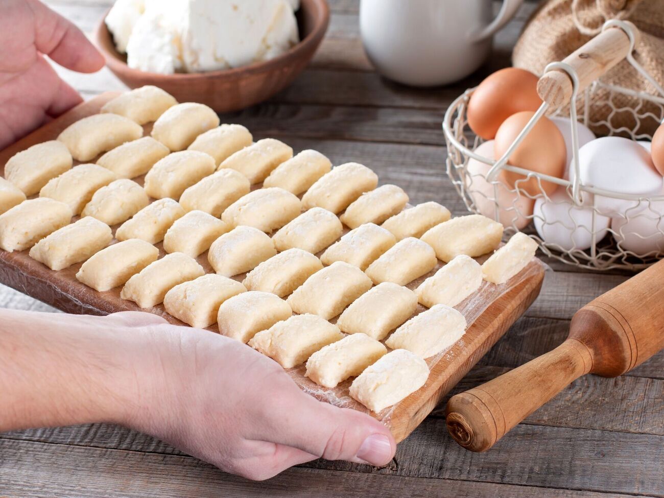 Перед подачей на стол полейте ленивые вареники растопленным сливочным маслом и посыпьте сахаром