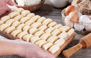 Перед подачей на стол полейте ленивые вареники растопленным сливочным маслом и посыпьте сахаром