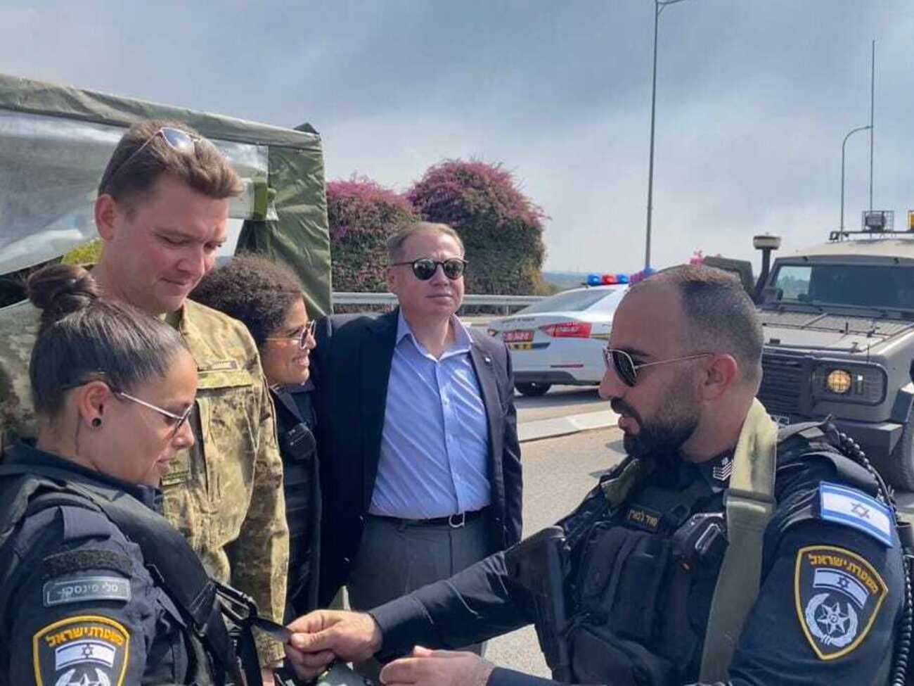 Корнийчук (в центре) побывал в южных регионах Израиля, пострадавших от вторжения террористов ХАМАС