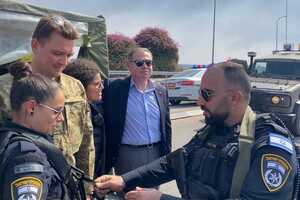 Корнийчук (в центре) побывал в южных регионах Израиля, пострадавших от вторжения террористов ХАМАС