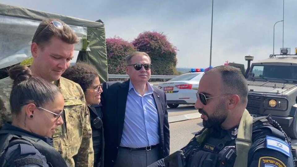 Корнійчук (у центрі) побував у південних регіонах Ізраїлю, які постраждали від вторгнення терористів ХАМАС