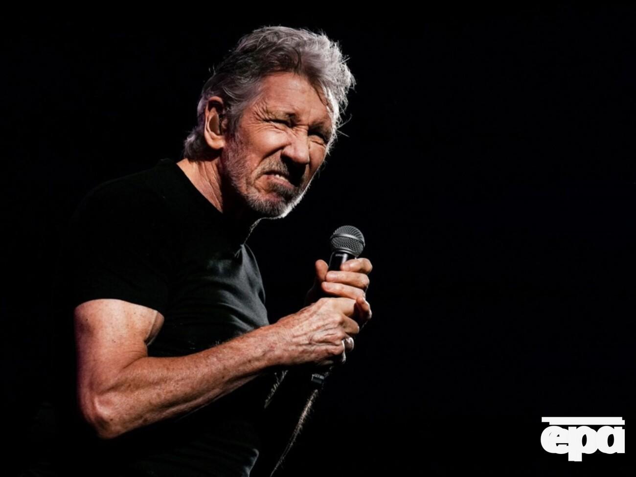 После того как зрители стали покидать зал, Уотерс кричал им, чтобы они "отвалили"