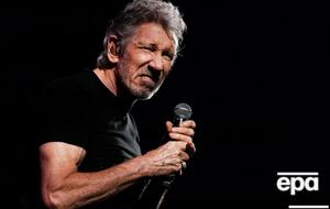 После того как зрители стали покидать зал, Уотерс кричал им, чтобы они "отвалили"