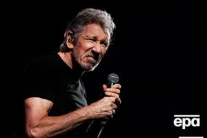 После того как зрители стали покидать зал, Уотерс кричал им, чтобы они "отвалили"