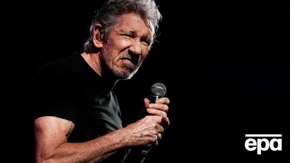 Після того, як глядачі почали покидати залу, Вотерс кричав їм, щоб вони "відвалили"