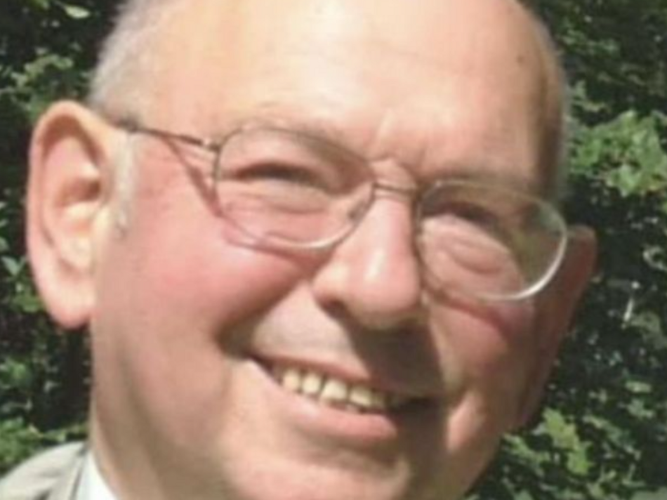 Гредескул в 1964 году закончил Харьковский университет и работал в Харькове до 1992 года