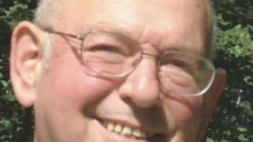 Гредескул у 1964 році закінчив Харківський університет і працював у Харкові до 1992 року