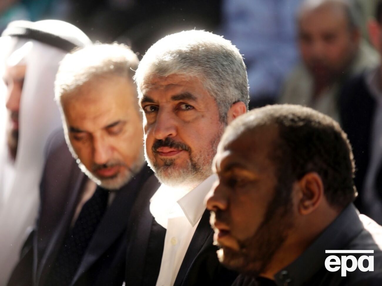Машаль (на фото в центре) призвал выходить "на площади и улицы" в поддержку палестинцев