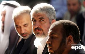 Машаль (на фото в центре) призвал выходить "на площади и улицы" в поддержку палестинцев