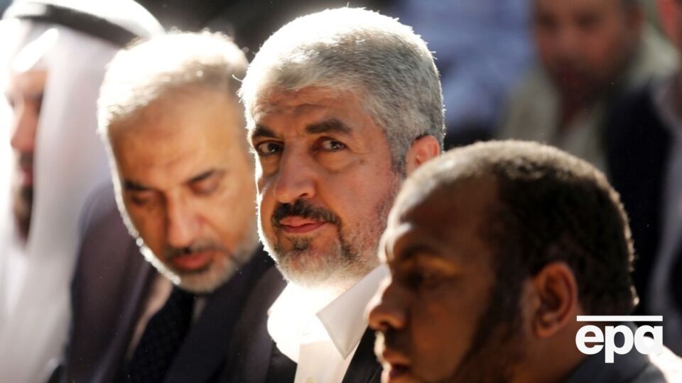Машаль (на фото в центре) призвал выходить "на площади и улицы" в поддержку палестинцев