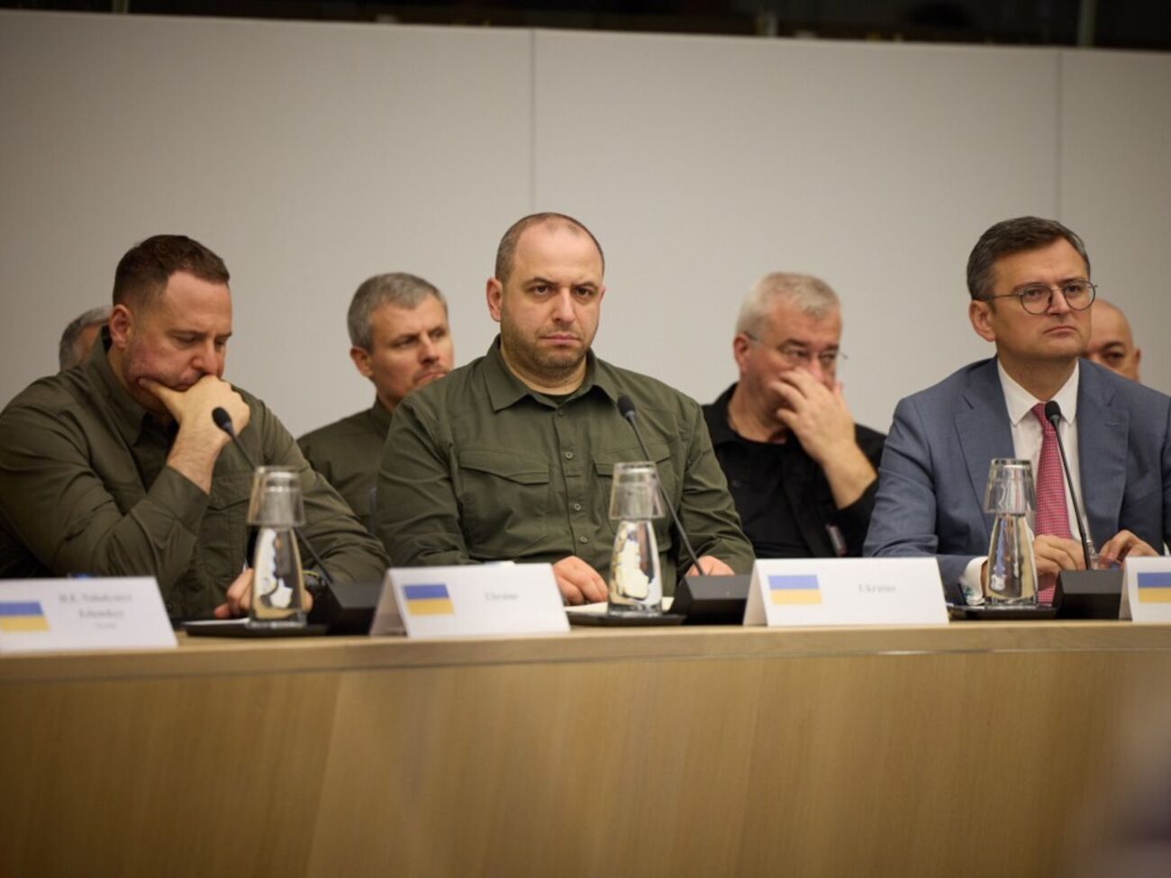 Міністр оборони (у центрі) заявив, що всі постачання Україна отримує вчасно