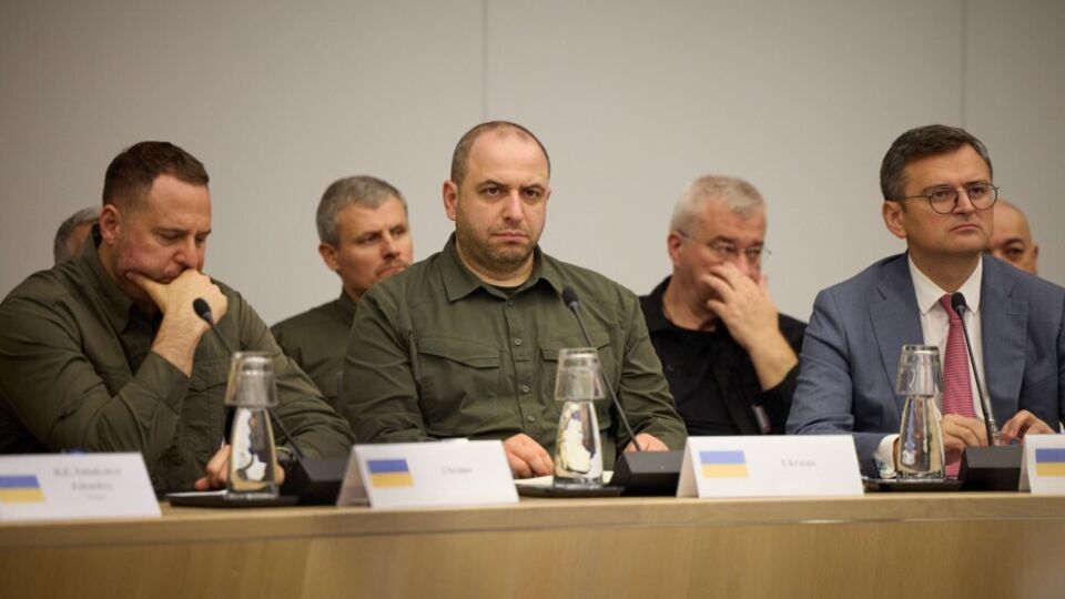Министр обороны (в центре) заявил, что все поставки Украина получает вовремя