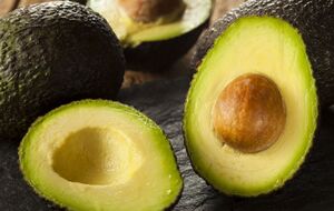 Авокадо выделят этилен, поэтому может дозреть быстро