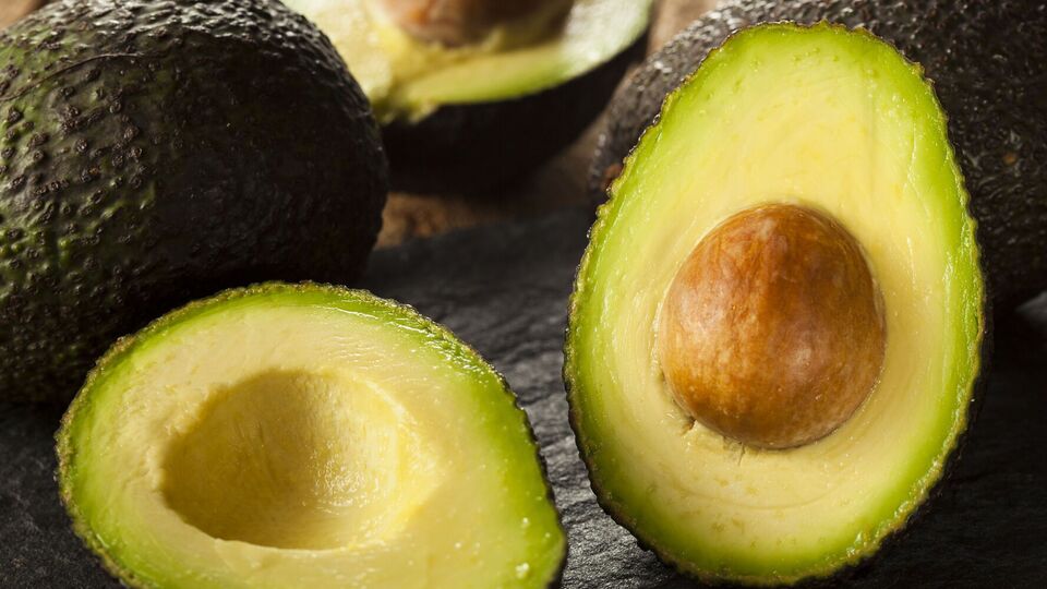 Авокадо выделят этилен, поэтому может дозреть быстро