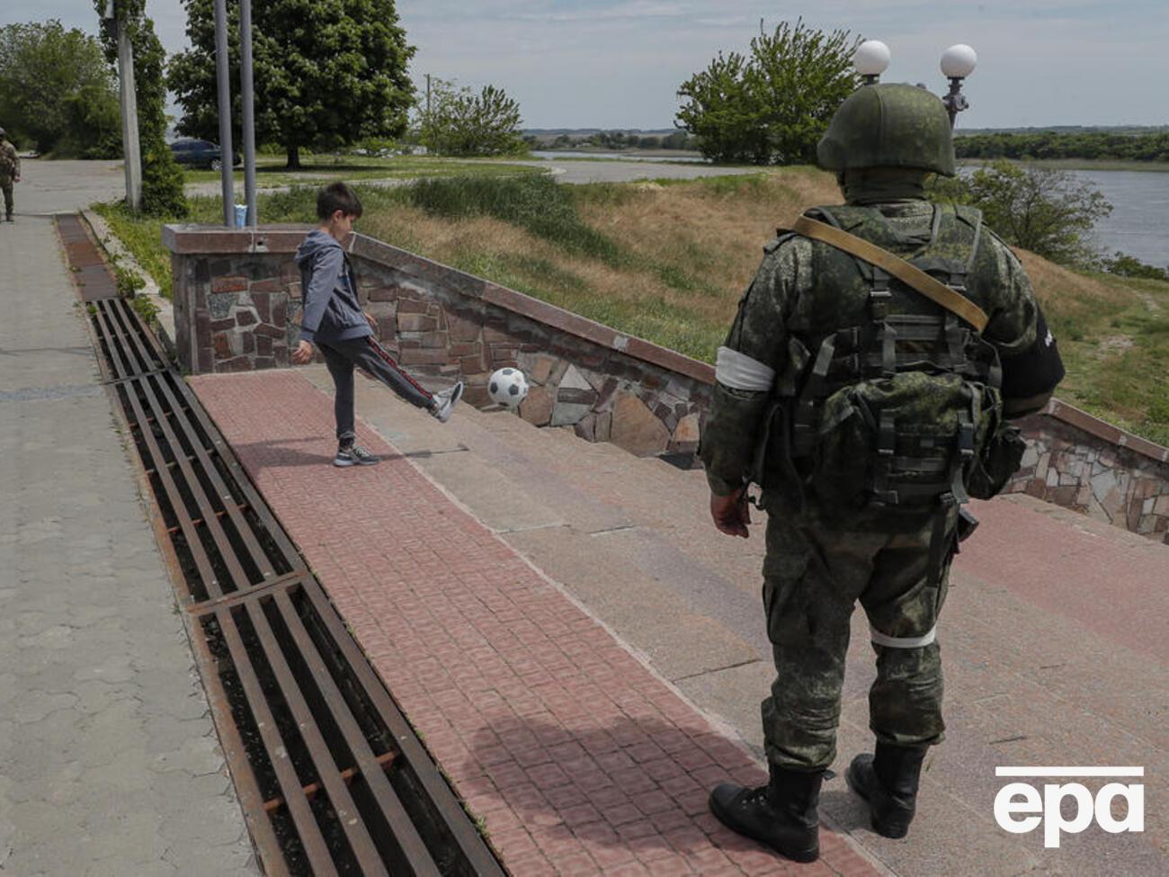 Россияне обыскивают школьников на оккупированных территориях