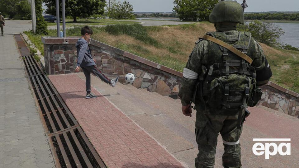 Россияне обыскивают школьников на оккупированных территориях