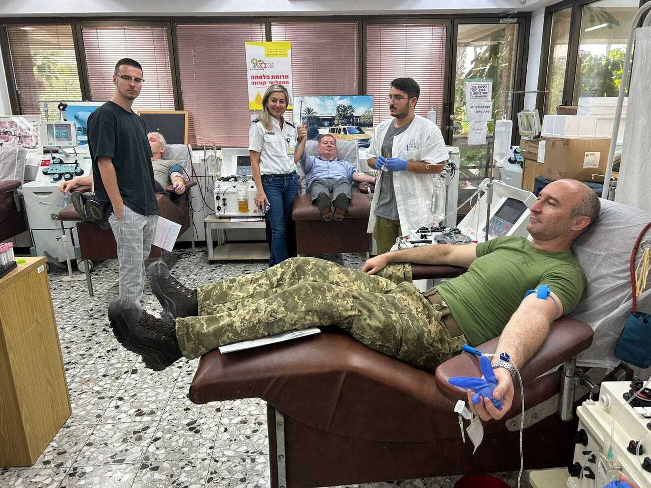 Сотрудники украинского посольства сдали кровь в клинике