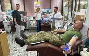 Співробітники українського посольства здали кров у клініці