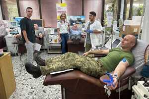 Сотрудники украинского посольства сдали кровь в клинике