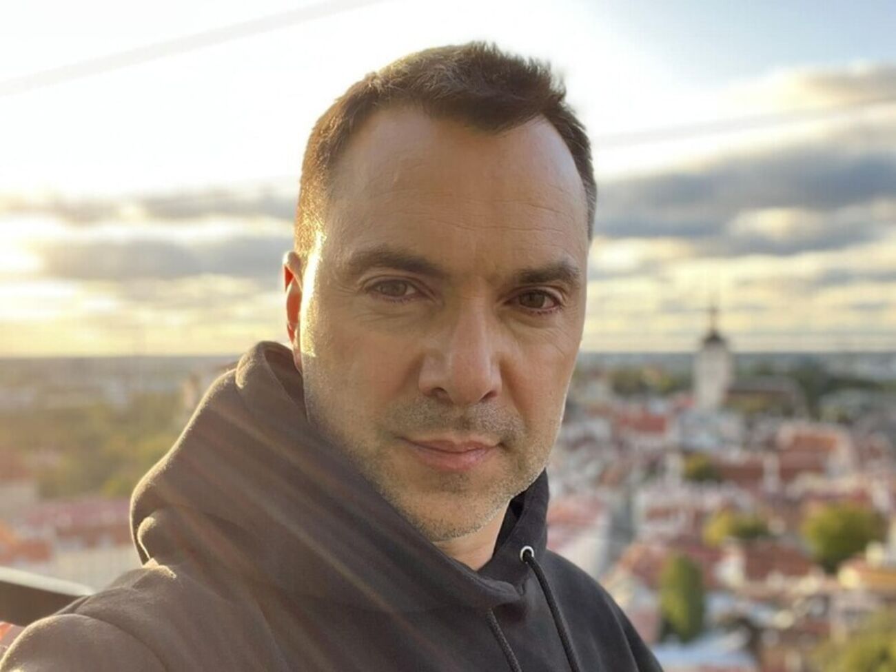 За словами Арестовича, здійснюючи атаки, противник зазнає серйозних втрат у живій силі