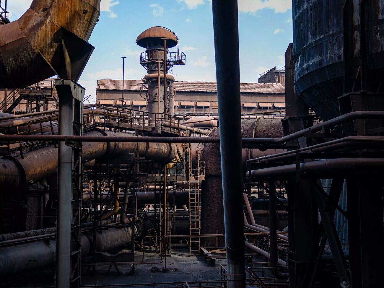 Наибольшей проблемой для отрасли остаются ракетная угроза и логистические трудности