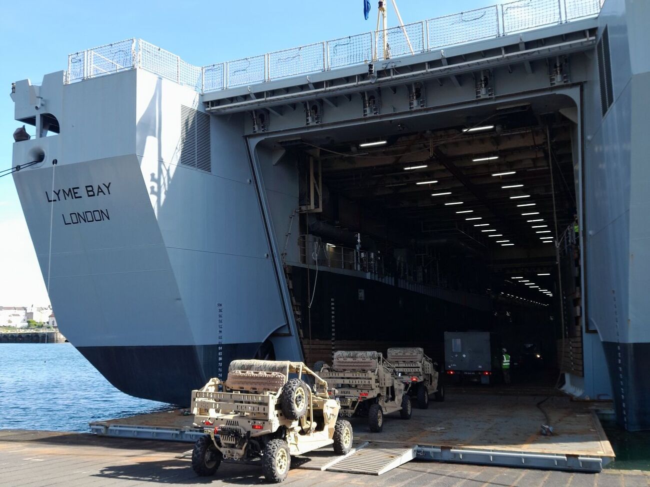 В Восточное Средиземноморье отправятся судно RFA Argus и десантный корабль RFA Lyme Bay Королевского флота Великобритании, отметили СМИ