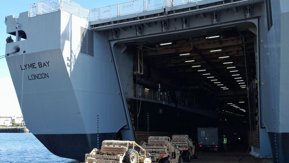 У Східне Середземномор'я вирушать судно RFA Argus та десантний корабель RFA Lyme Bay Королівського флоту Великобританії, зазначили ЗМІ