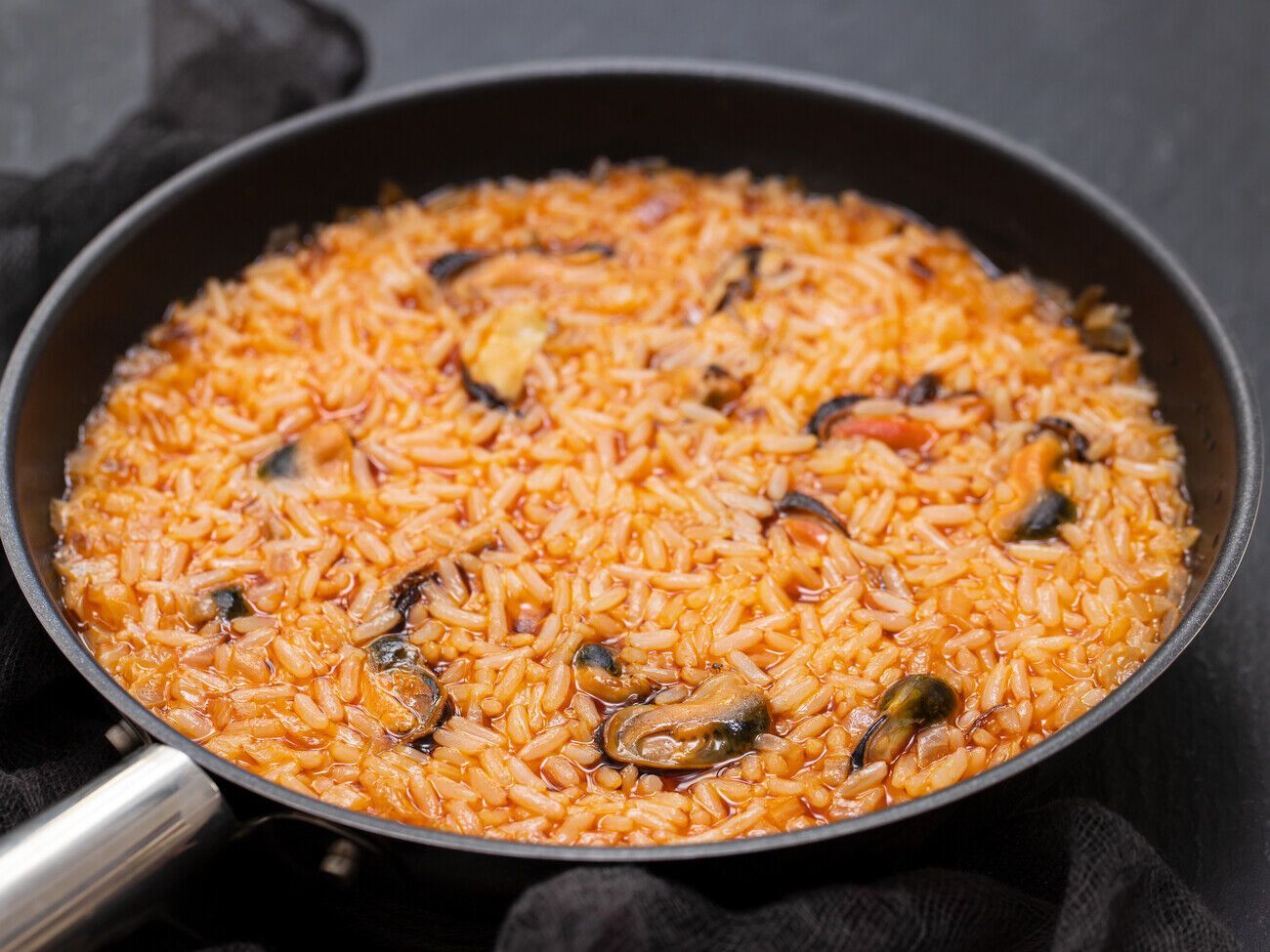 Рис нужно отварить отдельно, а затем смешать с мидиями