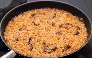 Рис нужно отварить отдельно, а затем смешать с мидиями