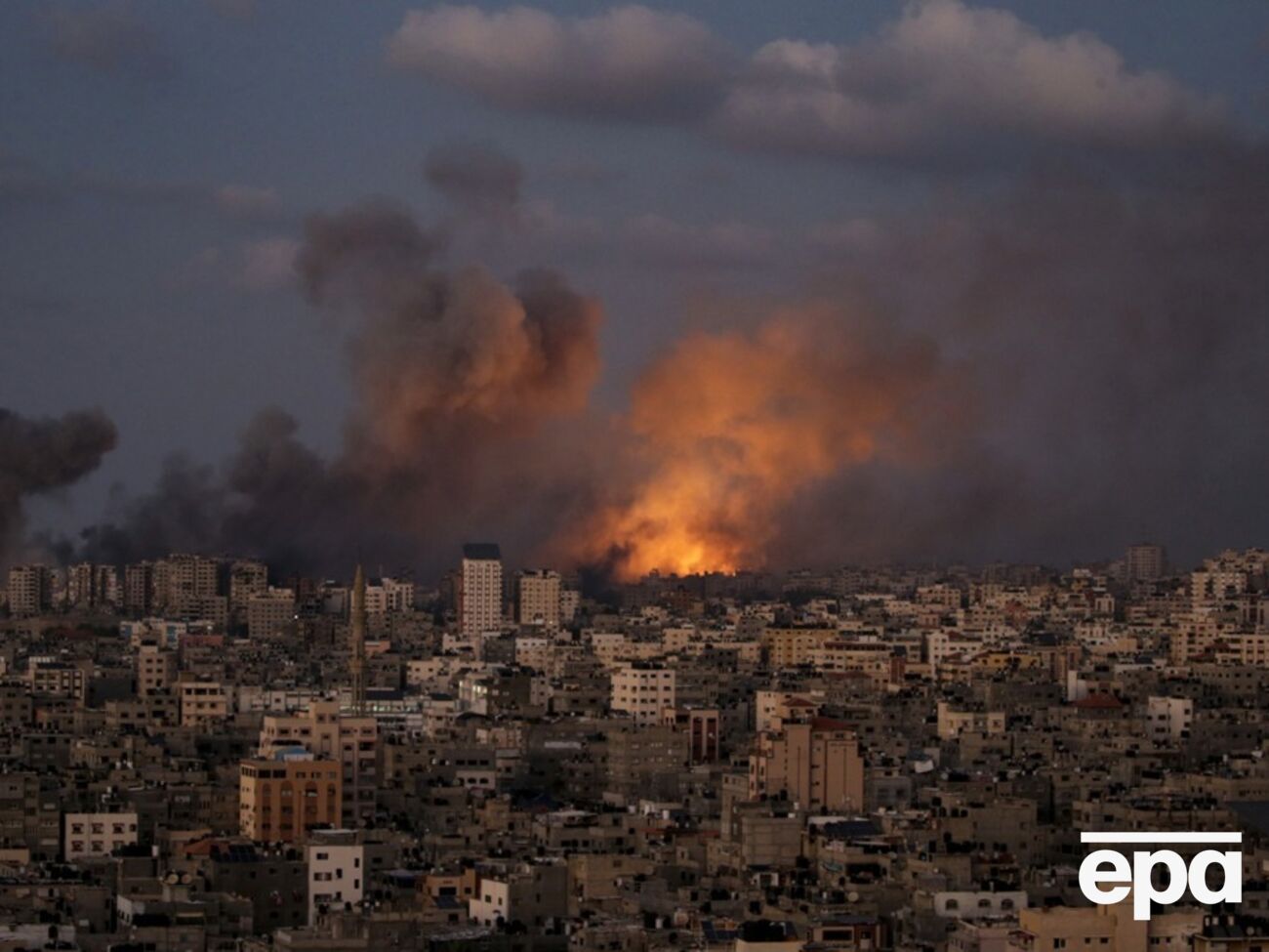 Израиль после вторжения ХАМАС на свою территорию наносит удары по Газе уже шесть дней, но наземную операцию пока не начал