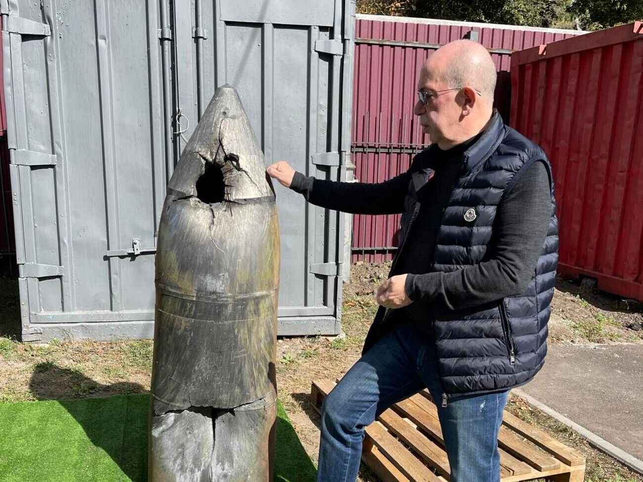 Швец: Теперь майоликовый петушок гордо возвышается у входа в наш музей над остатками тех же ракет, что разрушили жилой дом в Бородянке