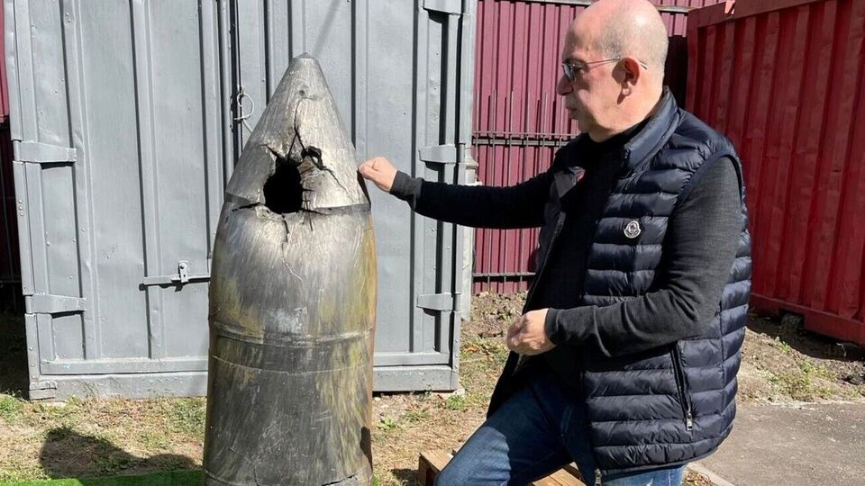 Швец: Теперь майоликовый петушок гордо возвышается у входа в наш музей над остатками тех же ракет, что разрушили жилой дом в Бородянке