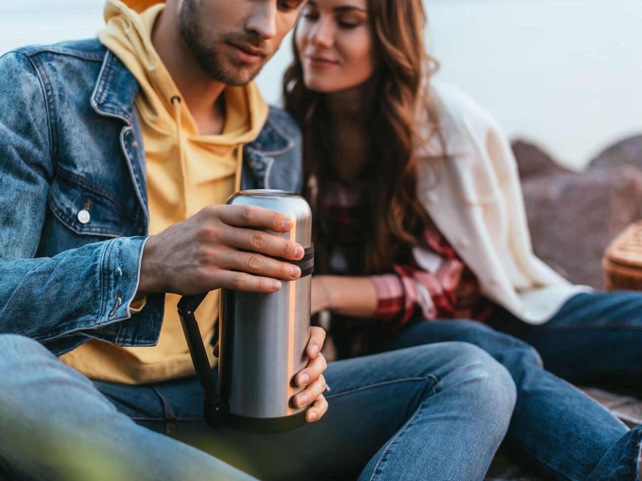 Термос держит тепло напитка несколько часов