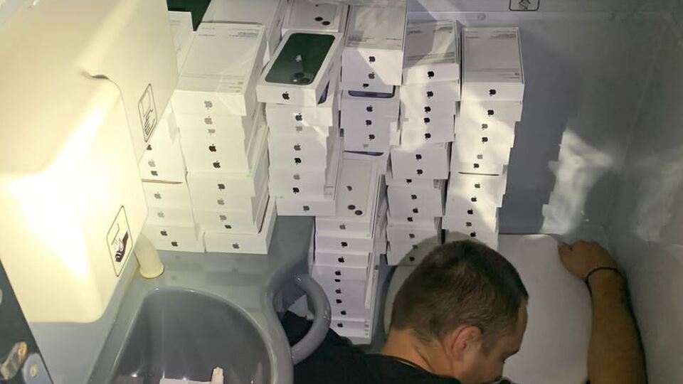 Телефони були заховані і під сидіннями пасажирів, і навіть у туалеті під обшивкою, зазначили в ДПСУ