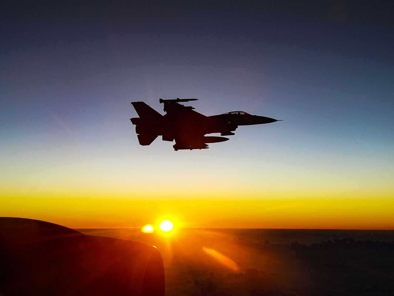 Сначала пилоты будут изучат основы управления на F-16 в аудитории и на тренажерах, а затем перейдут к полетам, отметили СМИ