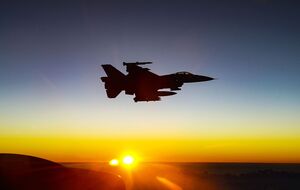 Сначала пилоты будут изучат основы управления на F-16 в аудитории и на тренажерах, а затем перейдут к полетам, отметили СМИ