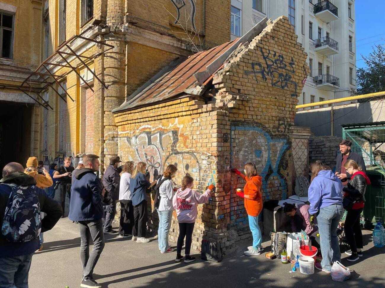Активисты отмыли краску с фасада дома