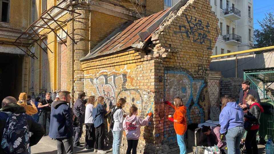 Активисты отмыли краску с фасада дома