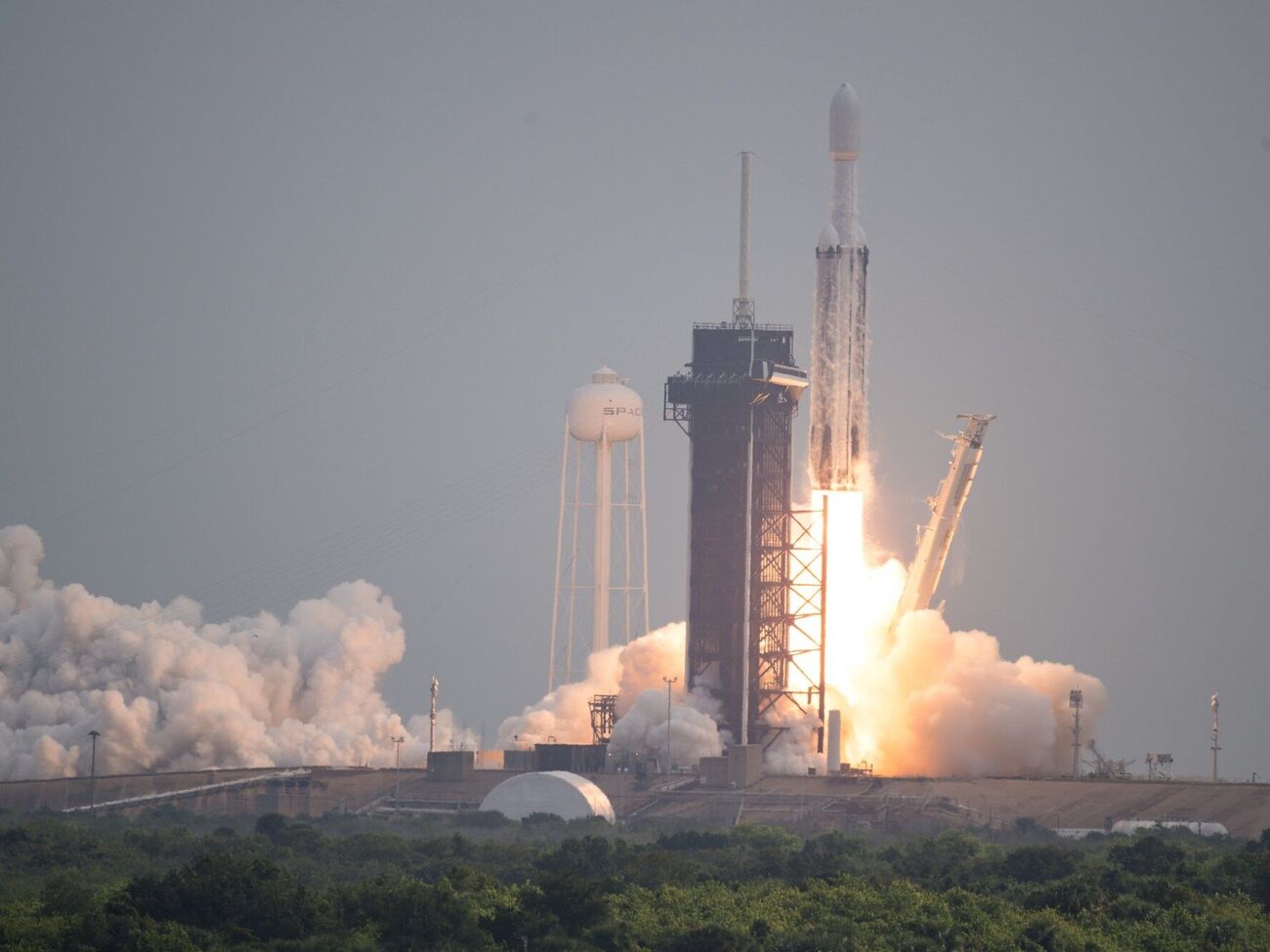 "Психея", размещенная на борту тяжелой ракеты SpaceX Falcon Heavy, успешно взлетела с космического центра имени Кеннеди во Флориде 13 октября