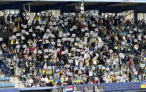 Уболівальники на трибунах підняли аркуші із цифрою 54