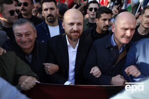 Билал Эрдоган (на фото в центре) принял участие в марше с другими турецкими политиками